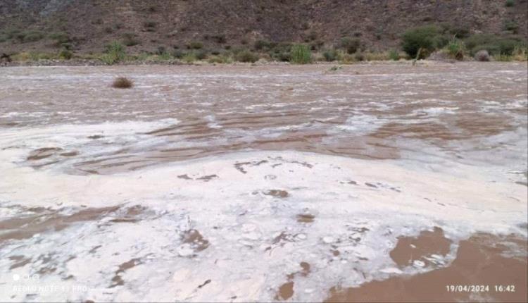 سيول جارفة في عدد من مناطق شبوة جراء تأثير المنخفض الجوي