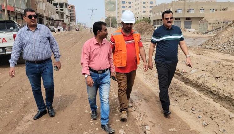 مدير عام المنصورة يتفقد مشروع "إعادة تأهيل شارع التقنية - تقاطع بئر أحمد"