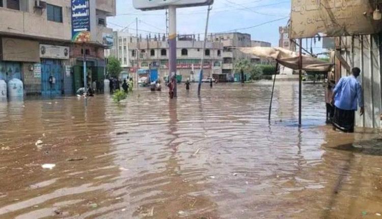 فيضانات اليمن.. السيول تحاصر المواطنين بالشوارع والمنازل
