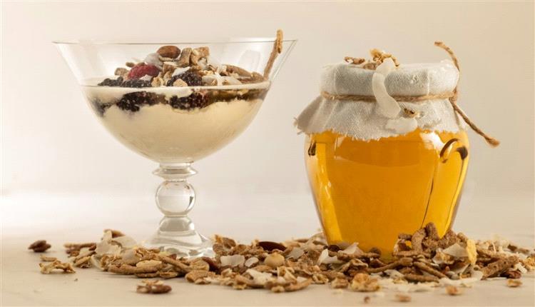 العسل مع الزبادي يدعمان البكتريا الصديقة للأمعاء