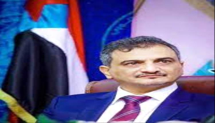 محافظ العاصمة عدن يُعزَّي آل الوليدي بوفاة عمهم