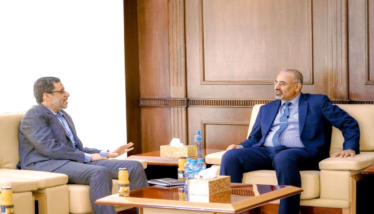 الزُبيدي يطّلع من رئيس الوزراء على الإجراءات المتخذة للنهوض بالوضع المعيشي للمواطنين
