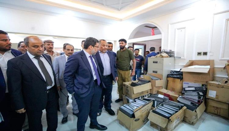 بعد زيارة مفاجئة.. رئيس الوزراء يوجه بإحالة قيادات في مصلحة الضرائب للتحقيق 