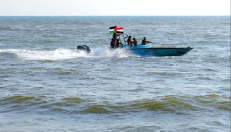 البحرية البريطانية ترصد مركبين صغيرين قرب سفينة تجارية في البحر الاحمر