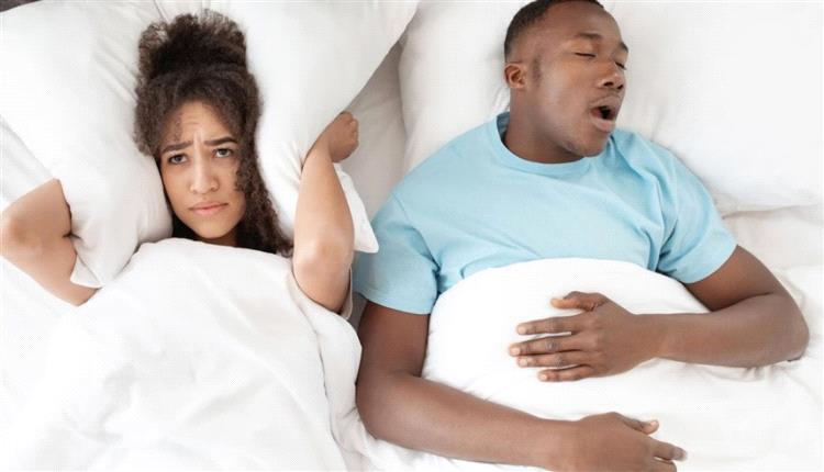 النوم في غرف منفصلة بسبب الشخير.. مشكلة أم علاج؟