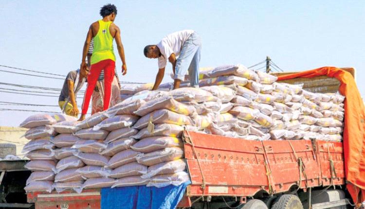صحيفة سعودية تتهم الحوثيين بنهب الإغاثة الإنسانية وتحويلها إلى أحد أهم موارد إثرائها