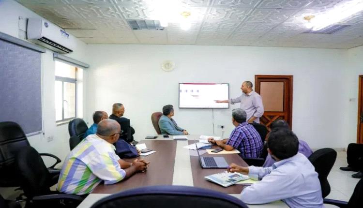 المحافظ لملس يتفقد سير العمل بمؤسسة المياه ويشدد على سرعة الاستجابة لشكاوي المواطنين