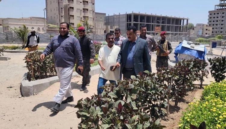 عدن : مدير عام المنصورة يتفقد مشروع إنشاء حديقة ومواقف للسيارات بشارع التسعين
