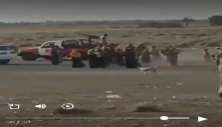 أطقم حوثية تعتدي على نساء وأطفال رفضوا التهجير من منازلهم في الحديدة "فيديو"