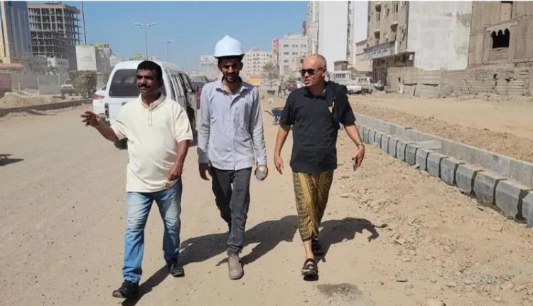 مسؤول محلي بالمنصورة يتفقد في إعادة تأهيل مشروعين خدميين في مجال الطرق 