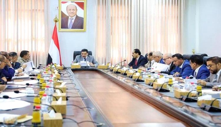 اليمن يتحرك لدعم الريال.. خطة إنقاذ من أنياب الدولار
