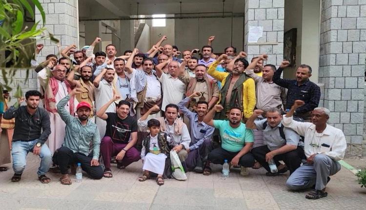 الحوثيون يُخضعون إعلاميين وناشطين في الحديدة للتعبئة
