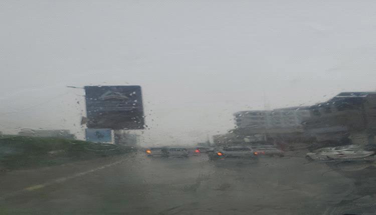 يحدث الان : بدء هطول الأمطار على العاصمة عدن 