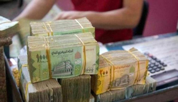الريال يواصل الانهيار.. جحيم حرب الحوثي الاقتصادية يحاصر اليمنيين
