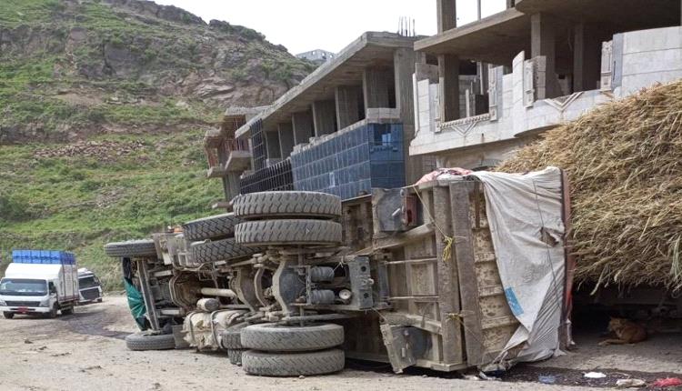 سائقو الشاحنات في اليمن يشكون تهالك الطرق ويهددون بالإضراب