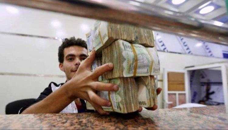 «نصف راتب».. مسكنات حوثية تلتف على حقوق موظفي اليمن
