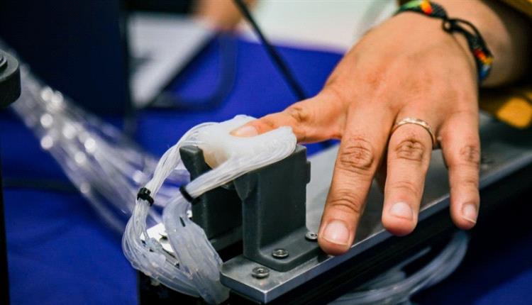 علماء يبتكرون جهازاً يتيح لمس الأحباب عن بُعد
