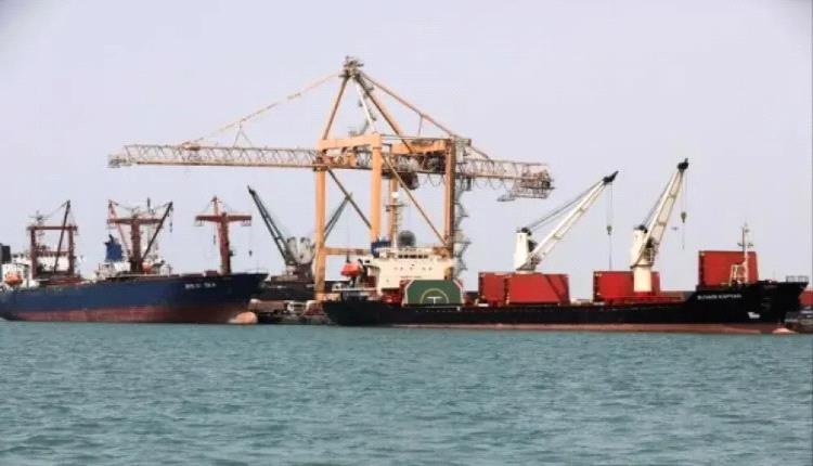 أول رد حوثي على إغلاق ميناء الحديدة
