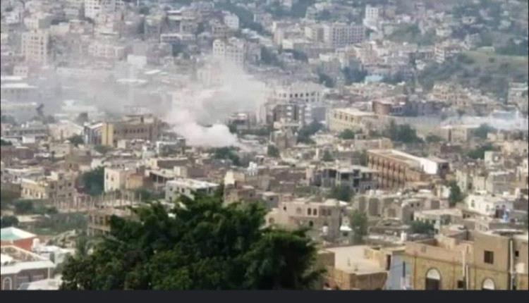 مليشيا الحوثي تقصف أحياء سكنية شمال غرب مدينة تعز
