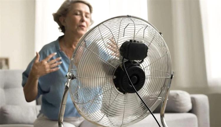 استخدام مروحة في طقس حار جاف يضر كبار السن
