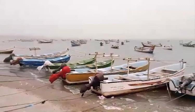 رياح شديدة تغرق قوارب صيادين في الخوخة
