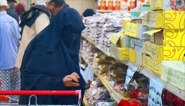 مكتب الصناعة والغرفة التجارية بشبوة يوجه التجار بالالتزام بالتسعيرة الجديدة
