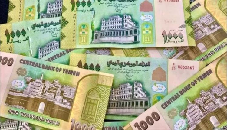 مسؤول في مجلس القيادة الرئاسي يكشف المتسببين الرئيسيين في أزمة الصرافة
