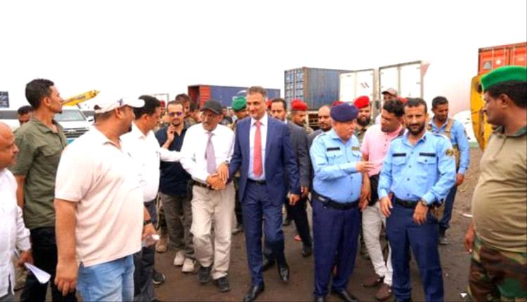 محافظ عدن يتفقد ميناء الحاويات ويشدد على رفض التدخلات غير القانونية
