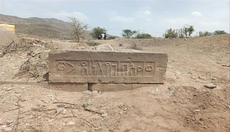عصابة حوثية تعبث بموقع أثري في إب وتخرب نقوشًا تاريخية نادرة
