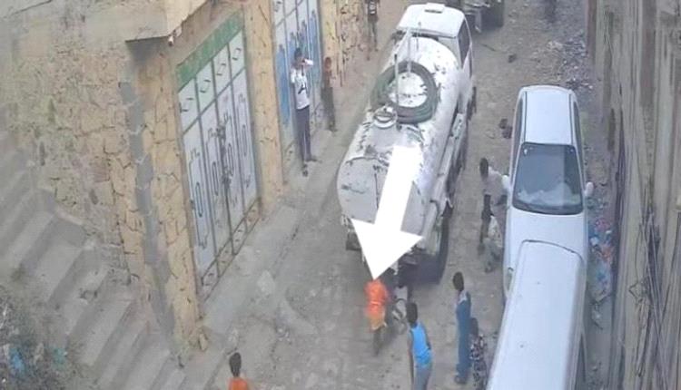 مشهد يحبس الأنفاس.. طفل يمني يفلت بأعجوبة من الموت
