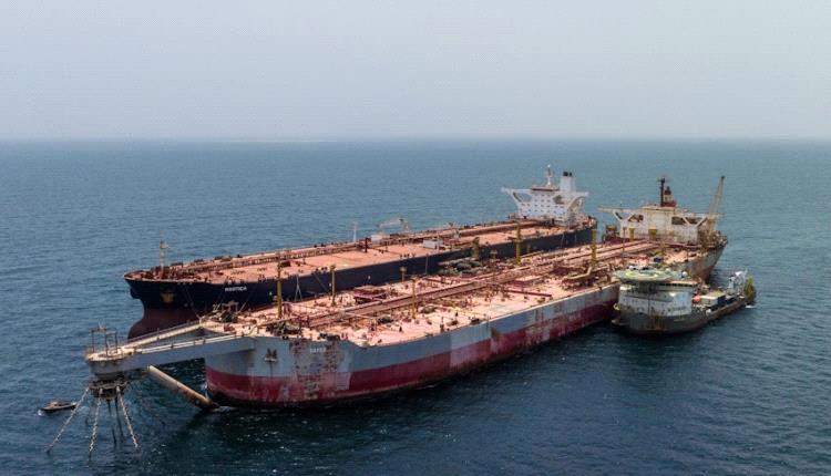 صحيفة أمريكية : الأمم المتحدة تمكّن الحوثيين من ناقلة النفط وتحولها إلى محطة تهريب وقود
