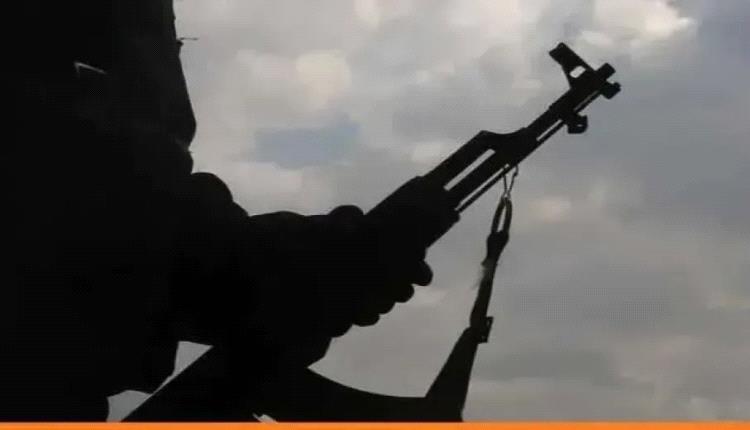 مسلح حوثي يقتل زوجته ووالدها وخالها ويلوذ بالفرار
