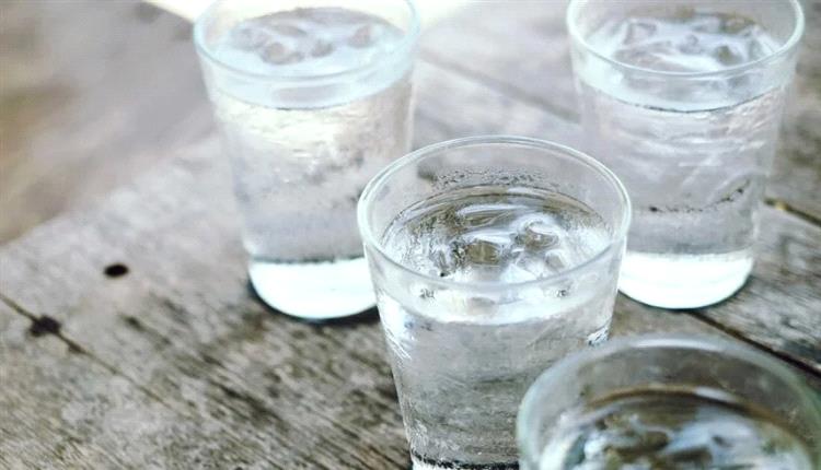 هل يعالج شرب الماء التهابات المسالك البولية؟
