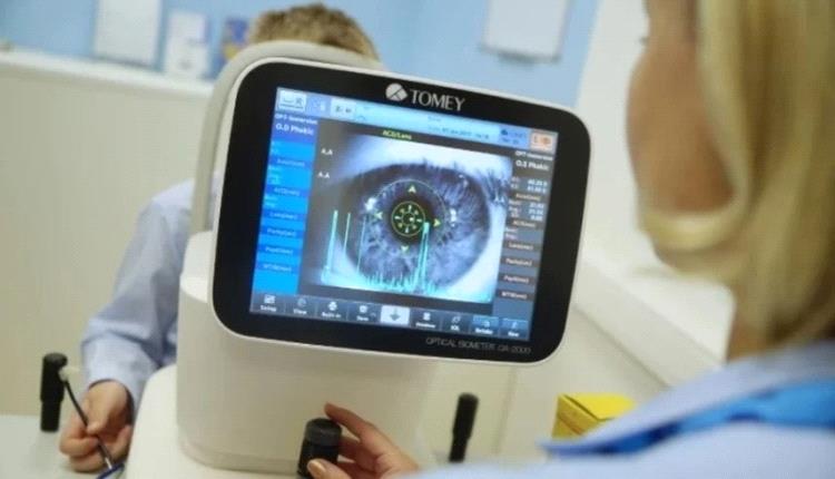 عدسات لاصقة تُفقد فتاة بصرها.. والأطباء يحذرون من كارثة صامتة
