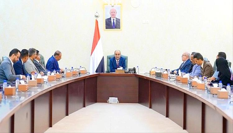 رئيس الوزراء يوجه بالتحقيق في منح التراخيص للبناء العشوائي في مجرى السيول بعدن
