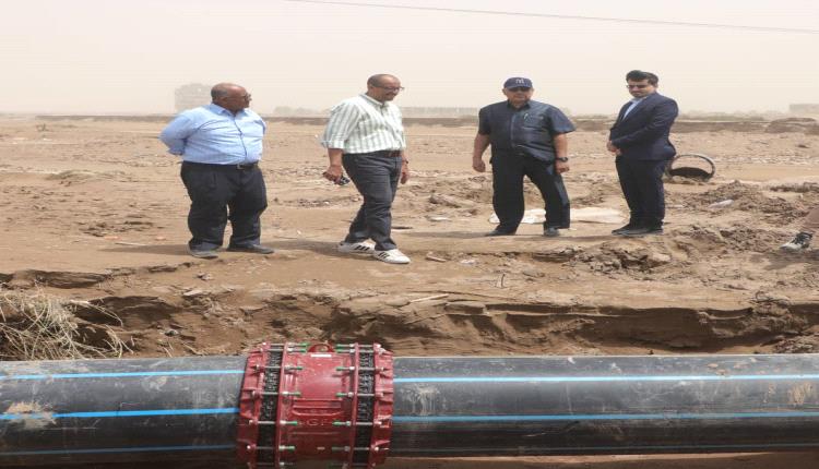 نائب وزير المياه وامين محلي عدن يطلعان على أضرار السيول بمديرية البريقة
