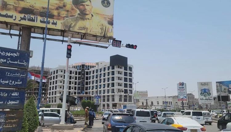 مدير عام المنصورة يدشن التشغيل التجريبي للإشارات المرورية الضوئية في عدد من الشوارع بالمديرية

