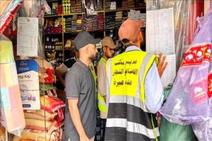 عدن : السلطة المحلية بصيرة تغلق 4 معامل ماء و 12 محل تجاري مخالفة للاسعار
