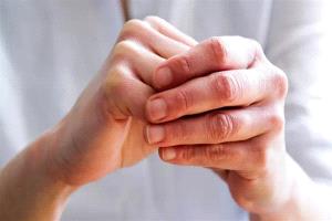 5 علامات على اليدين تشير إلى مشاكل صحية
