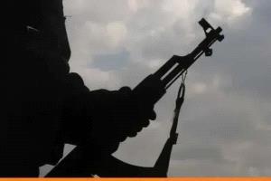 مسلح حوثي يقتل زوجته ووالدها وخالها ويلوذ بالفرار
