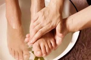 6 نصائح لتفادي تورّم القدمين خلال الصيف
