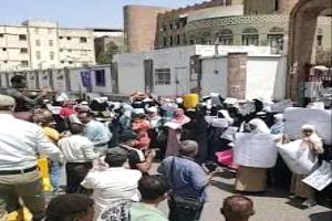 تظاهرة غاضبة في تعز احتجاجًا على انهيار الخدمات

