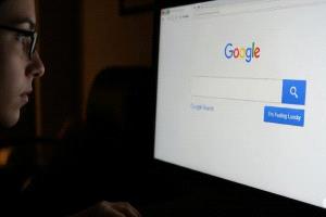بينها أكل الهواتف وعطش الأسماك.. أغرب ما بحث عنه الناس على غوغل
