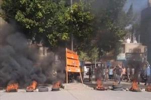 أهالي صينة يحتجون على قطع المياه عن منازلهم واستيلاء قيادات إخوانية على الآبار بتعز

