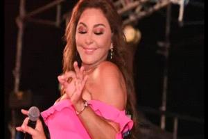ابتسامة تنقذ إليسا من موقف محرج في حفل الساحل الشمالي
