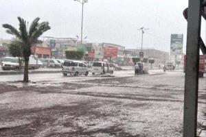 محافظ عدن يوجه الدفاع المدني بالتعامل مع تداعيات المنخفض الجوي
