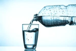 احذر.. نقص شرب الماء يزيد هرمون التوتر

