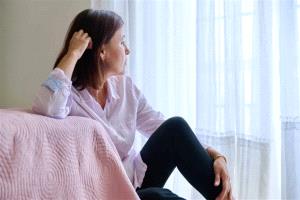 6 تعديلات تخفّف ضبابية الدماغ خلال سن اليأس
