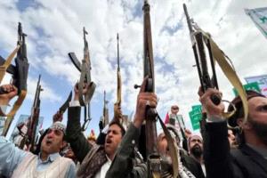 الحوثيون يختطفون 17 مدنياً بينهم عاملان صحيان وسط تصعيد أمني
