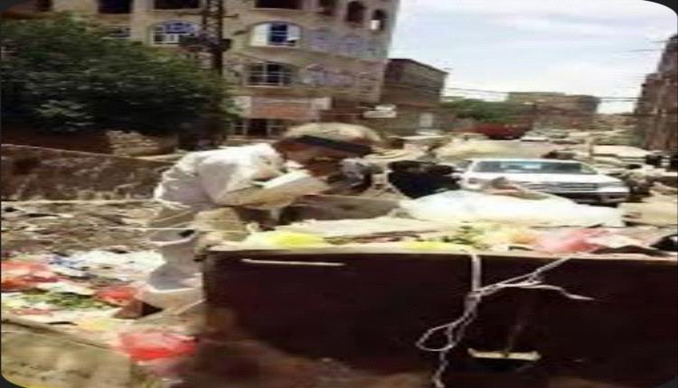 مصادر حقوقية : الحوثيون يدفعون نصف اليمنيين للبحث عن طعامهم في القمامة
